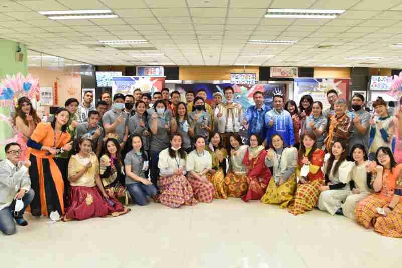 友達推動「安心、、、、創新、、、、用心、、、同心、、、盡心」五星職旅，，為菲籍員工打造全方位照護，，首度贏得「人權實踐與發展領袖獎」殊榮