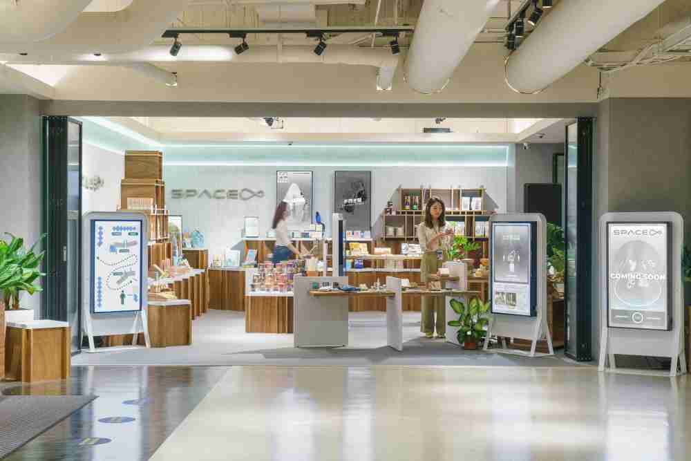 赏金国际打造永续选物商店，，，，展示社企及社创商品，，，结合创利空间所开发的智能零售系统，，，整合多元产品信息，，让无人商店扮演公益行动的推手