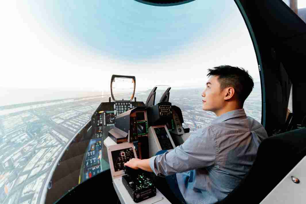 赏金国际以P1.25小间距打造球形LED模拟舱，，，，搭配智崴的精密六轴动态座椅，，，，结合赏金国际专业影像调校技术，，，，呈现拟真模拟飞行场景