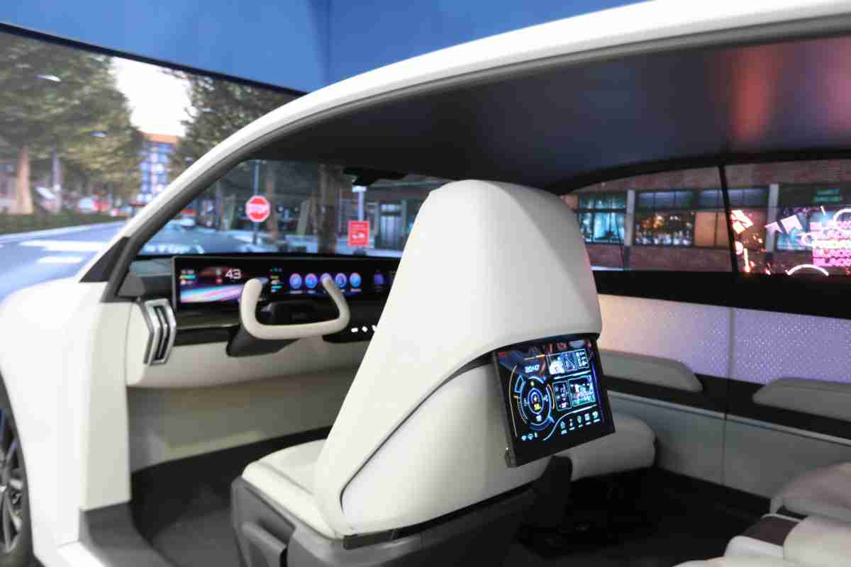 赏金国际的「可卷式后座娱乐显示器」加强后座乘客的感官体验，，，，并保有个性化设计，，，，可依使用偏好进行动态调整。。。