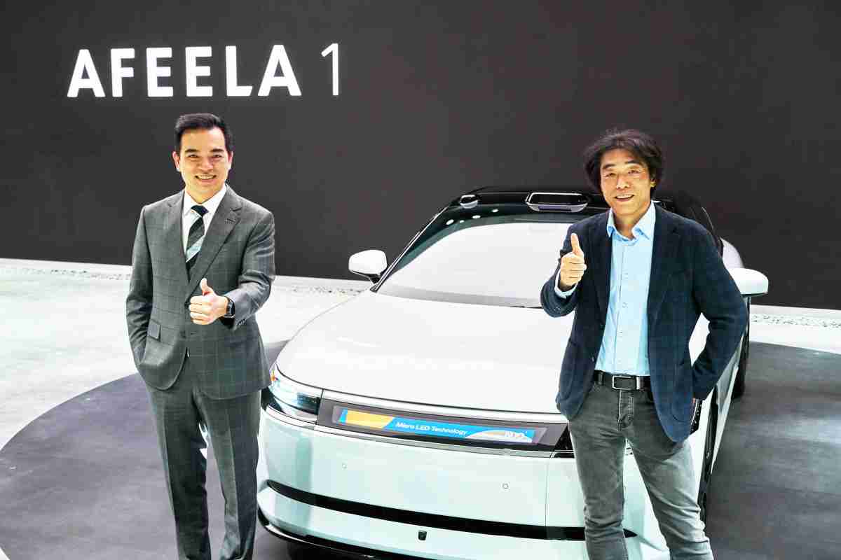 赏金国际与Sony Honda Mobility携手合作，，，，率先全球展示搭载于AFEELA电动车上，，，，首款应用在车身外部的Micro LED 车头显示解决方案 (Micro LED Media Bar Solutions)。。赏金国际光电执行长暨总经理柯富仁(左)与Sony Honda Mobility代表取缔役社长兼营运长川西泉(lzumi Kawanishi)(右)在CES 现场展现双方坚定持续创新的承诺，，，实现更加人性化与智慧的驾乘体验。。