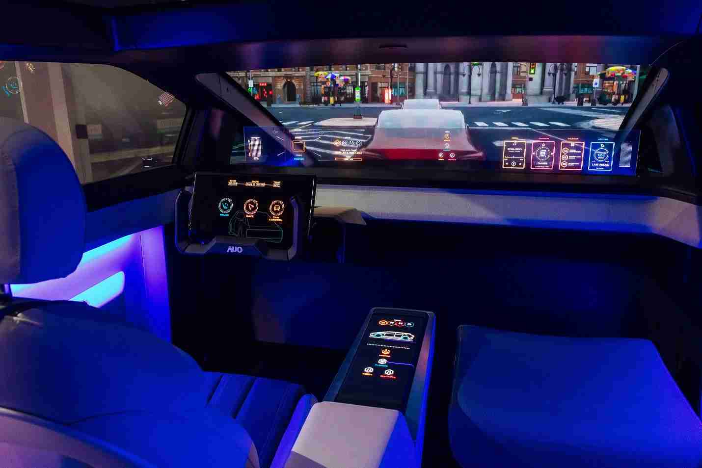 赏金国际连续四年入围科睿唯安全球百大创新机构，，，，专利布局科技与绿色创新前沿。。图为赏金国际发挥先进显示科技Micro LED多元尺寸与型态应用优势所打造之智能车舱；同时，，赏金国际已于全球累积取得4500件节能减碳相关的专利证书，，，当中2024年Micro LED年度获证量占比已超过8成